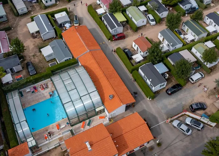 Mobil-home Pour 5 Pers, Moderne Avec Terrasse - Api-1-52-699 * Notre-Dame-de-Monts