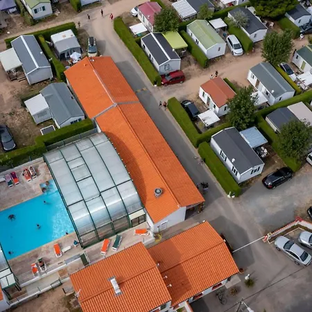 Mobil-home Pour 5 Pers, Moderne Avec Terrasse - Api-1-52-699 * Notre-Dame-de-Monts